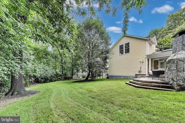 Building Photo - 5809 Grosvenor Ln