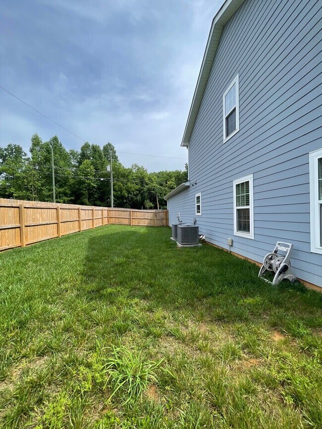 Building Photo - Beautifully Furnished 4-Bedroom Home with ...
