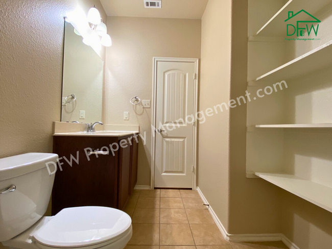 Building Photo - Stunning 4 Bedroom 2 Bathroom 2-Car Garage...