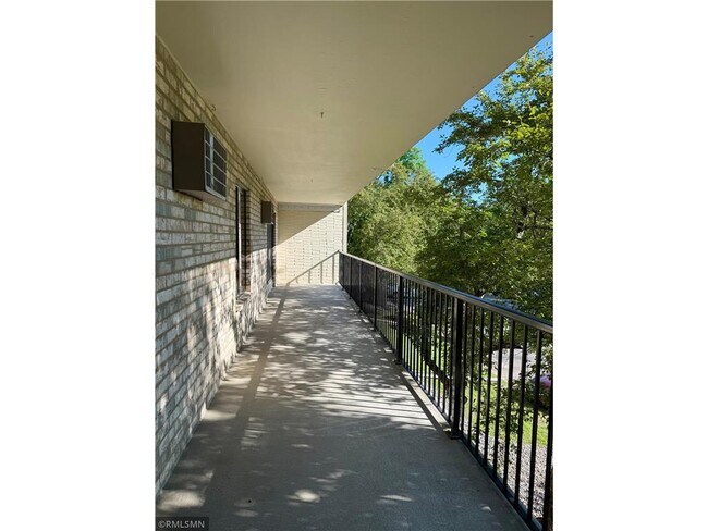 Building Photo - 10511 Cedar Lk Rd S