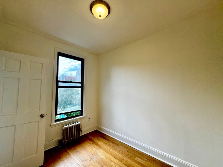 Building Photo - 352 49th St