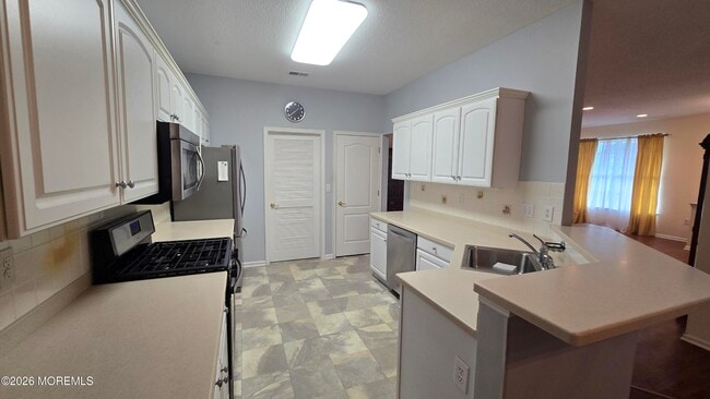 Building Photo - 16 Golden Willows Ave