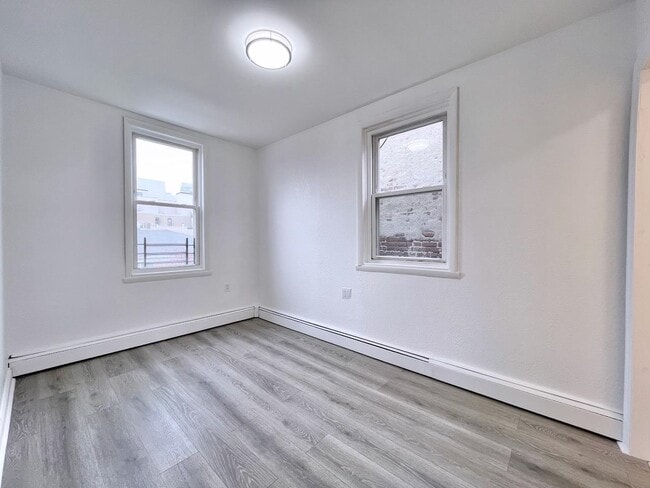 Building Photo - 389 Monmouth St