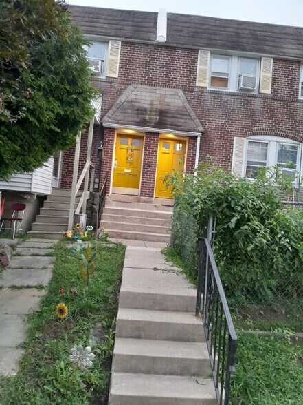 Building Photo - 320 E Essex Ave