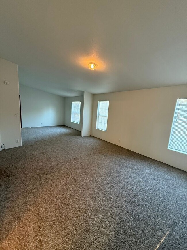 Building Photo - SPIRIT LAKE HOME (P#440)