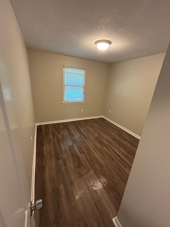 Building Photo - 4 bedroom/1.5 bathroom in Savannah, GA