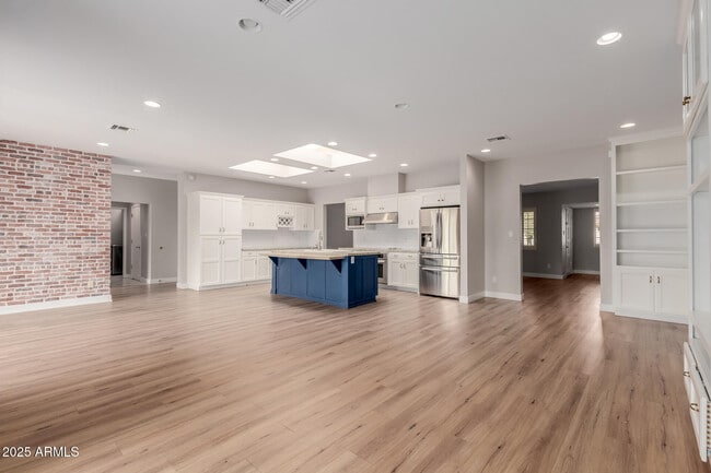 Building Photo - 5001 E Mitchell Dr