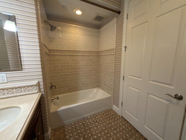 Building Photo - Modern 2BR/2BA Condo in Willow Glen Place Near Downtown San Jose. 2 Secured Parking Spots. Underg...