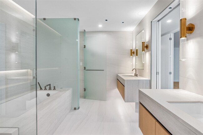 Building Photo - 900 N Ocean Blvd