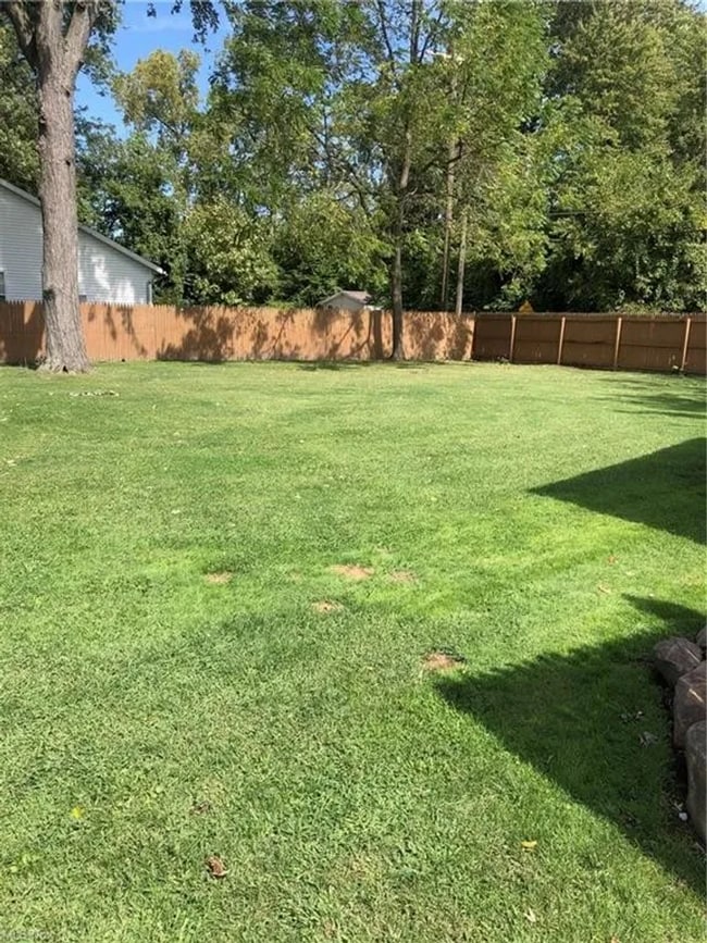 Building Photo - Spacious Two bedroom in Painesville!