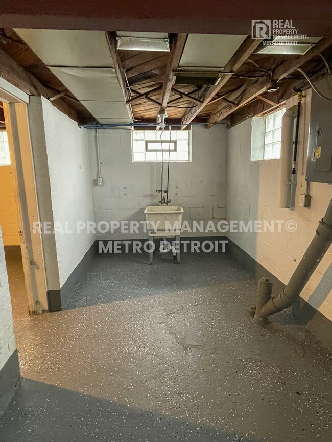 Building Photo - UPDATED TRADITIONAL COLONIAL