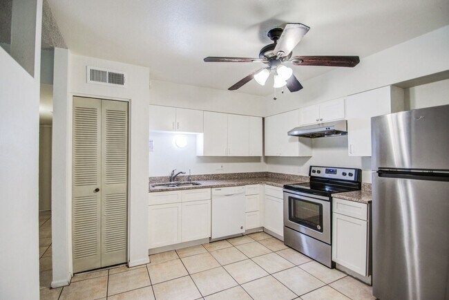 Building Photo - Charming 3 bedroom Townhome near MCC & Med...