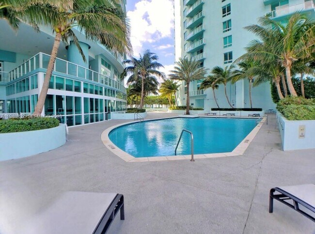 Building Photo - 1900 N Bayshore Dr