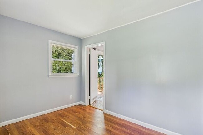 Building Photo - Charming Ranch Home with Bonus Studio & Ou...