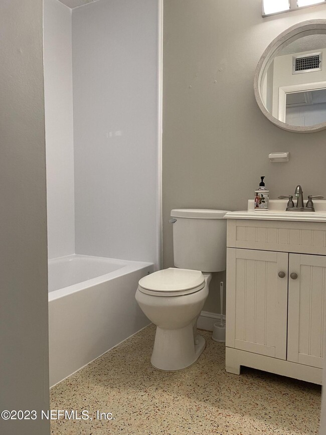 Building Photo - 780 Redfin Dr