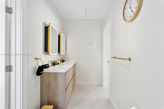 Building Photo - 10801 Peachtree Dr