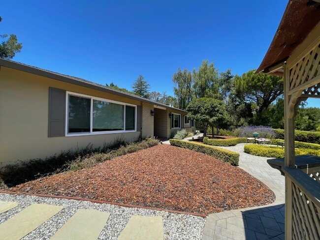 Building Photo - 55 Glengarry Way
