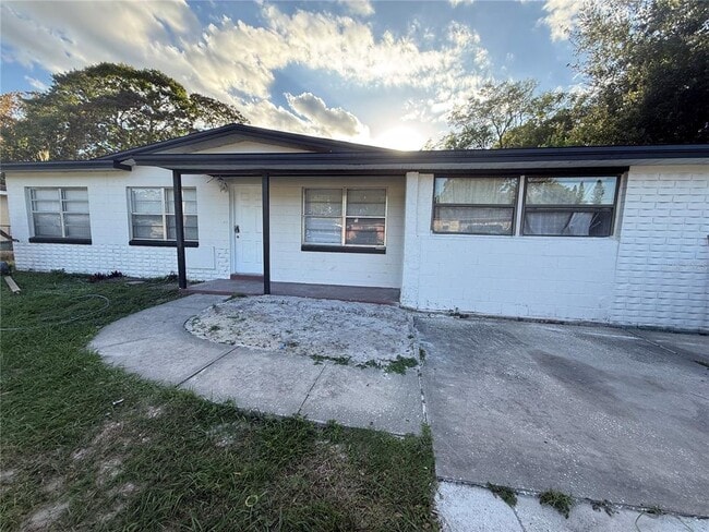 Primary Photo - 1418 Queensway Rd