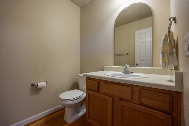 Building Photo - ** NO SHOWINGS, WE ALREADY HAVE AN APPLICA...