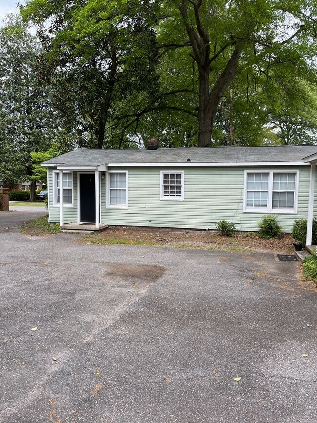 Primary Photo - 2 Bed, 1 Bath Apartment