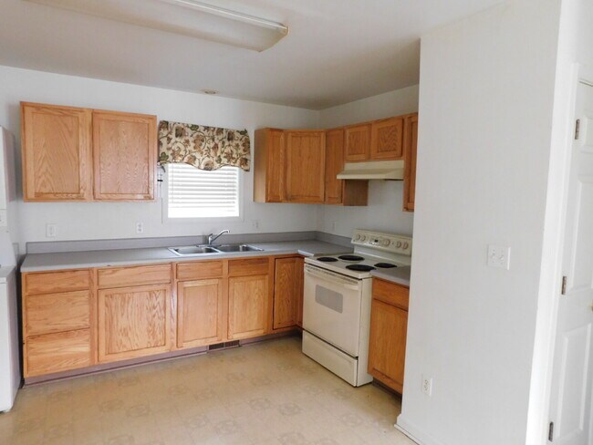 Building Photo - Ranch Style Private Entry Duplex