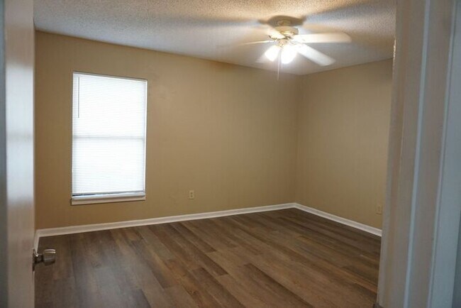 Building Photo - 3/2 townhome Near NAS Jax.