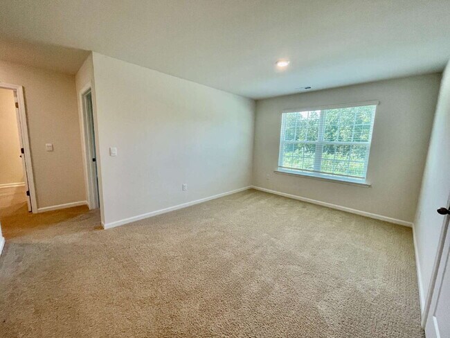 Building Photo - Spacious 5-Bedroom Haven With 3 Full Baths...