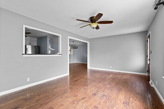 Building Photo - 2560 Memorial Dr