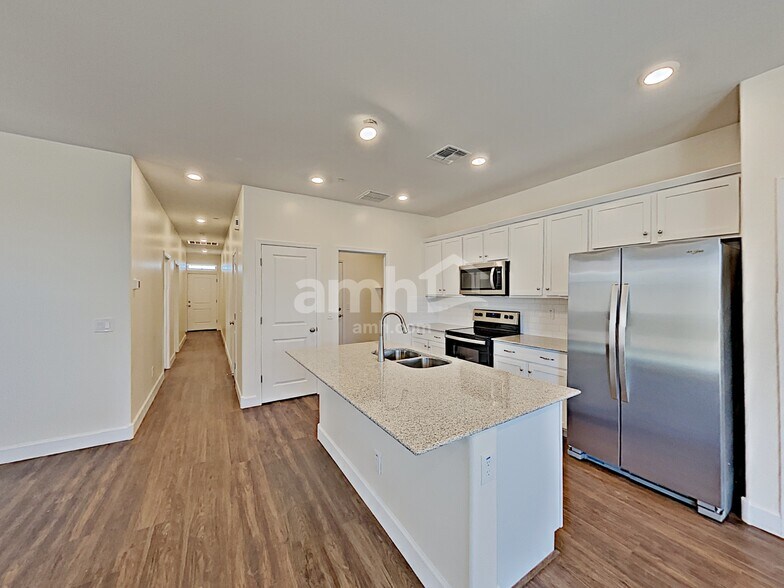Building Photo - 5951 W Larkspur Dr