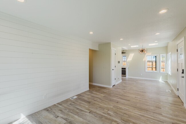 Building Photo - Great updated house in Southeast Denver near Cherry Hills!