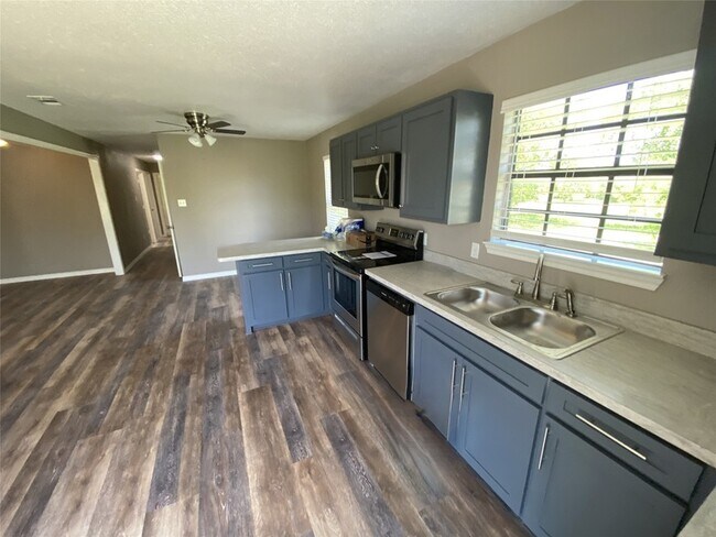 Building Photo - 1502 Daffan Ave