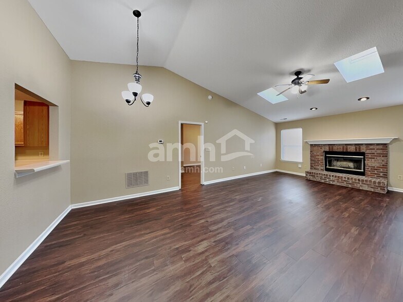 Building Photo - 220 Longview Bend