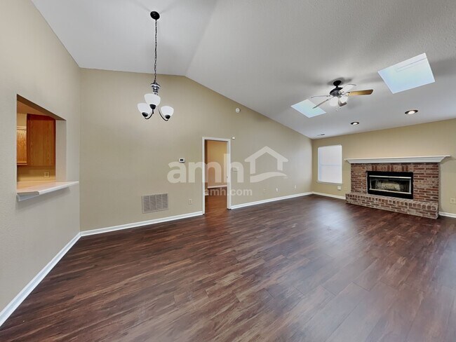 Building Photo - 220 Longview Bend