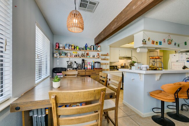 Building Photo - Cute and Cozy 2-bedroom 2-bathroom Townhom...