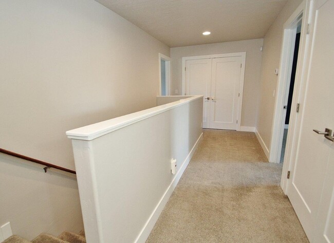 Building Photo - Immaculate Townhouse in Quiet Community