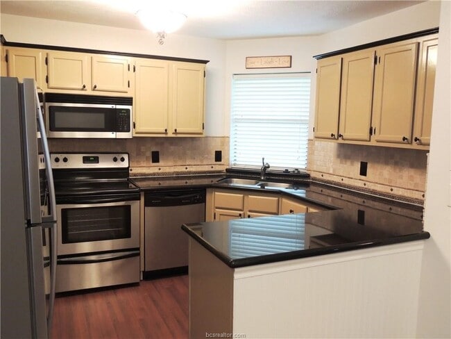 Building Photo - 806 Camellia Ct