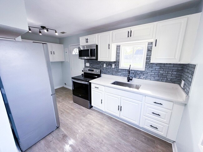 Building Photo - Stunning Full Remodel! 3BR/2BA Home with F...