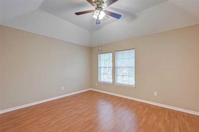 Building Photo - 910 Chinni Ct
