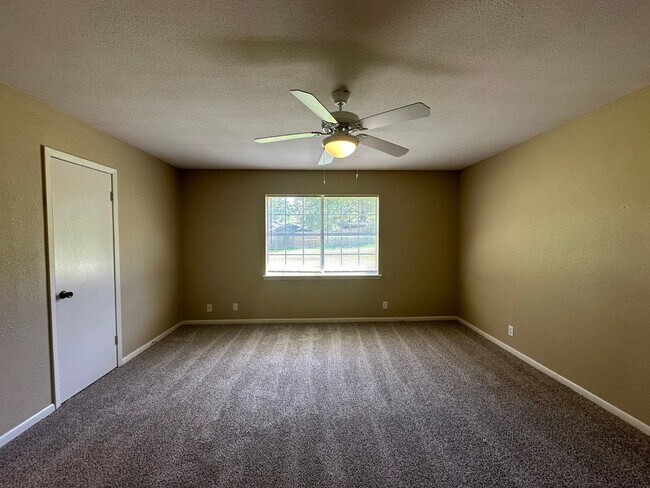 Building Photo - Charming 3 Bedroom in Flint!