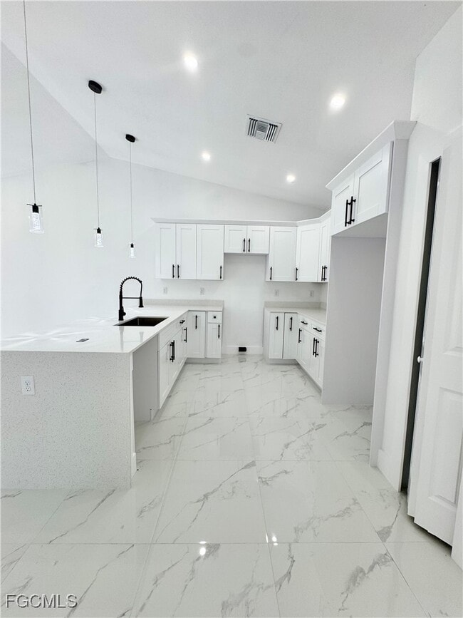 Building Photo - 670 Chemstrand St E