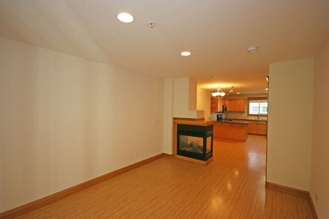 Building Photo - 3 bedroom 3.5 bath town home