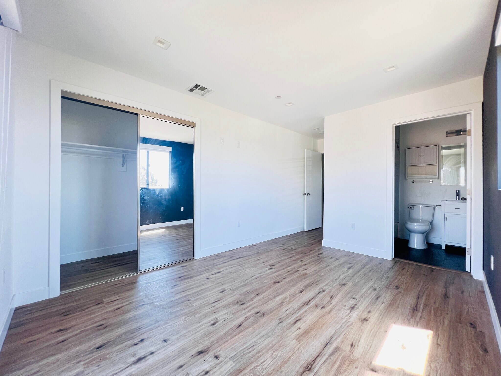 Building Photo - 4576 Oakwood Ave