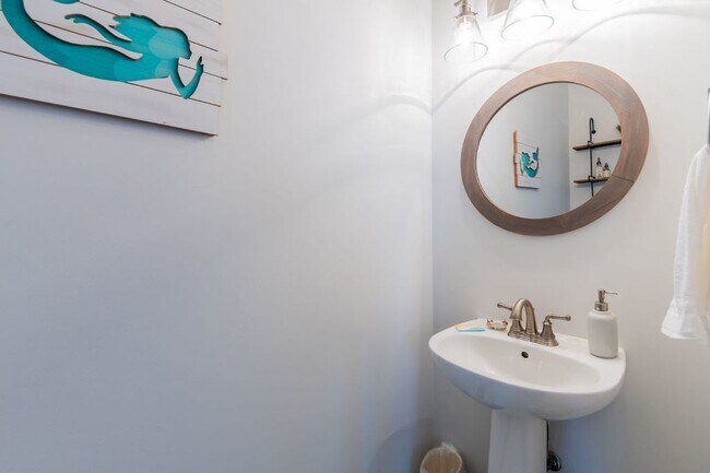 Building Photo - Three Bedroom Updated Townhome in Bluffton Park!