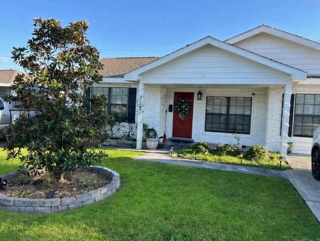 Building Photo - 221 Hyta St