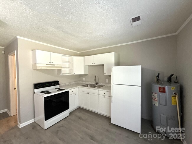 Building Photo - 609 W Davidson Ave