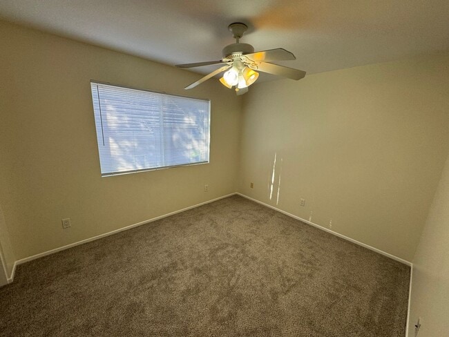 Building Photo - 4 bed 3 full bath house with 3 car garage in Corona for lease