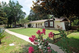 Building Photo - Central Niceville Location