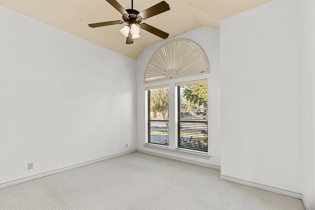 Building Photo - 5811 Oak Creek Drive