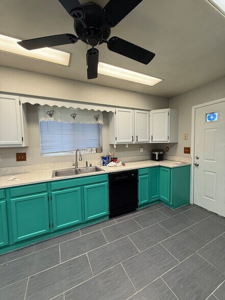 Building Photo - 600 NE 3rd St