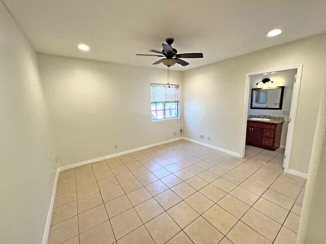 Building Photo - 2330 S Mansfield Ave